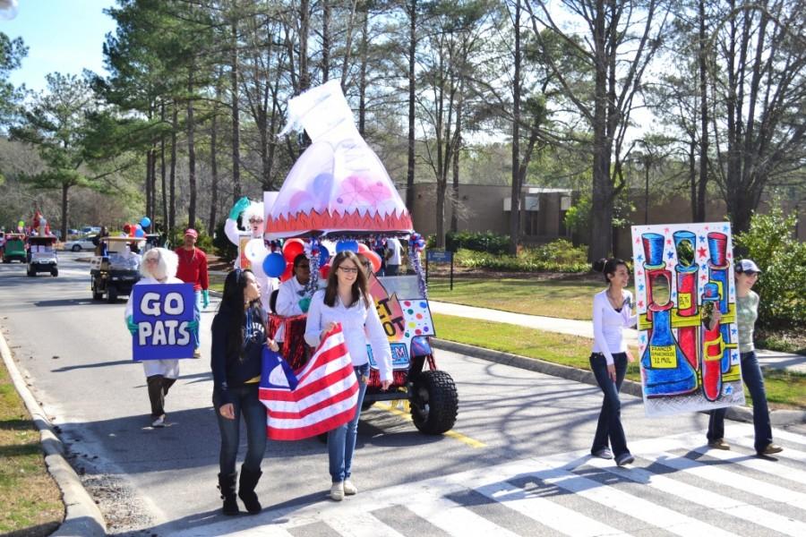 Students show school spirit during Homecoming Parade
