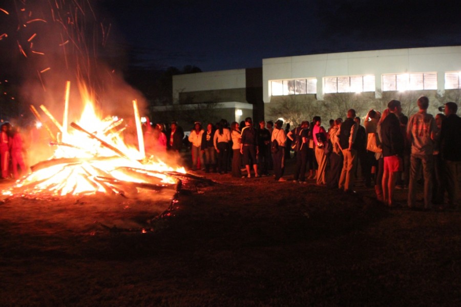 Bonfire draws crowd for Patriots on Fire pep rally