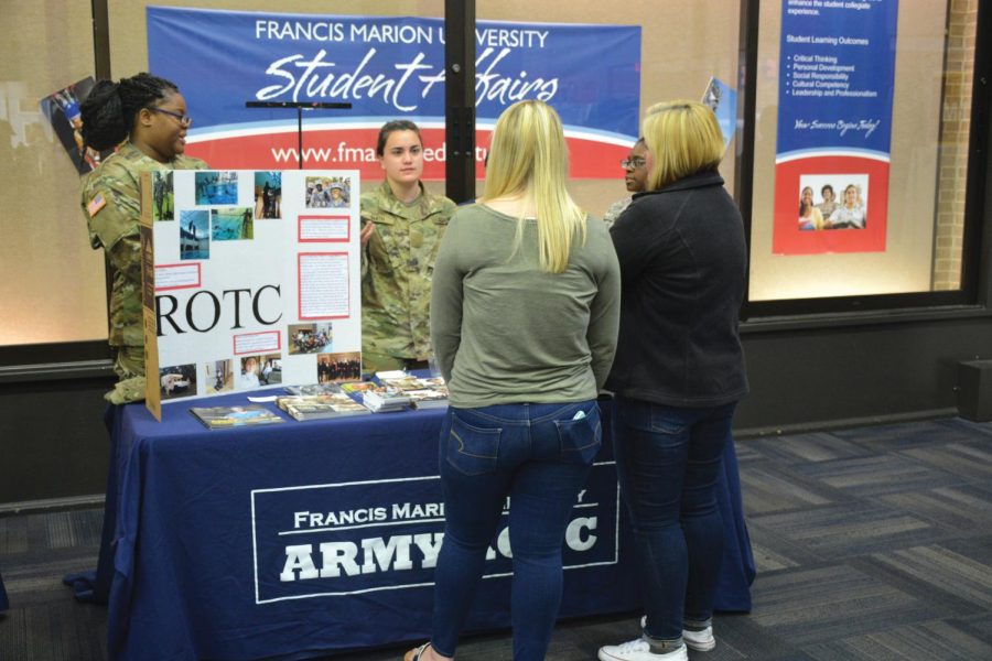 Students learn about the FMU Reserve Officers Training Corps program from members. 