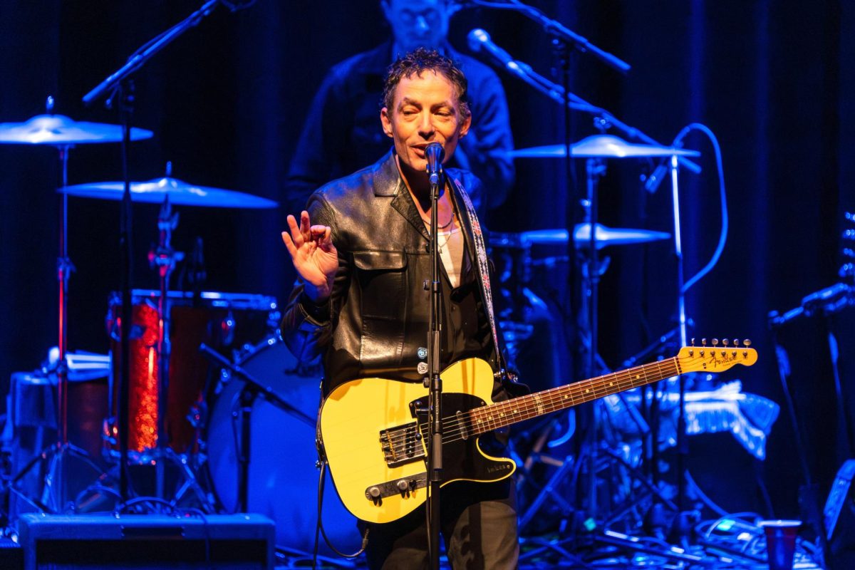 Wallflowers lead singer Jakob Dylan sings to the audience.