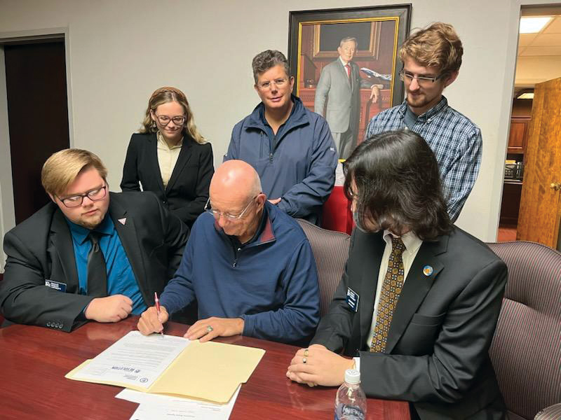 SGA executive board signs WelVista bill with President Luther Carter and Dr. Christopher Kennedy.