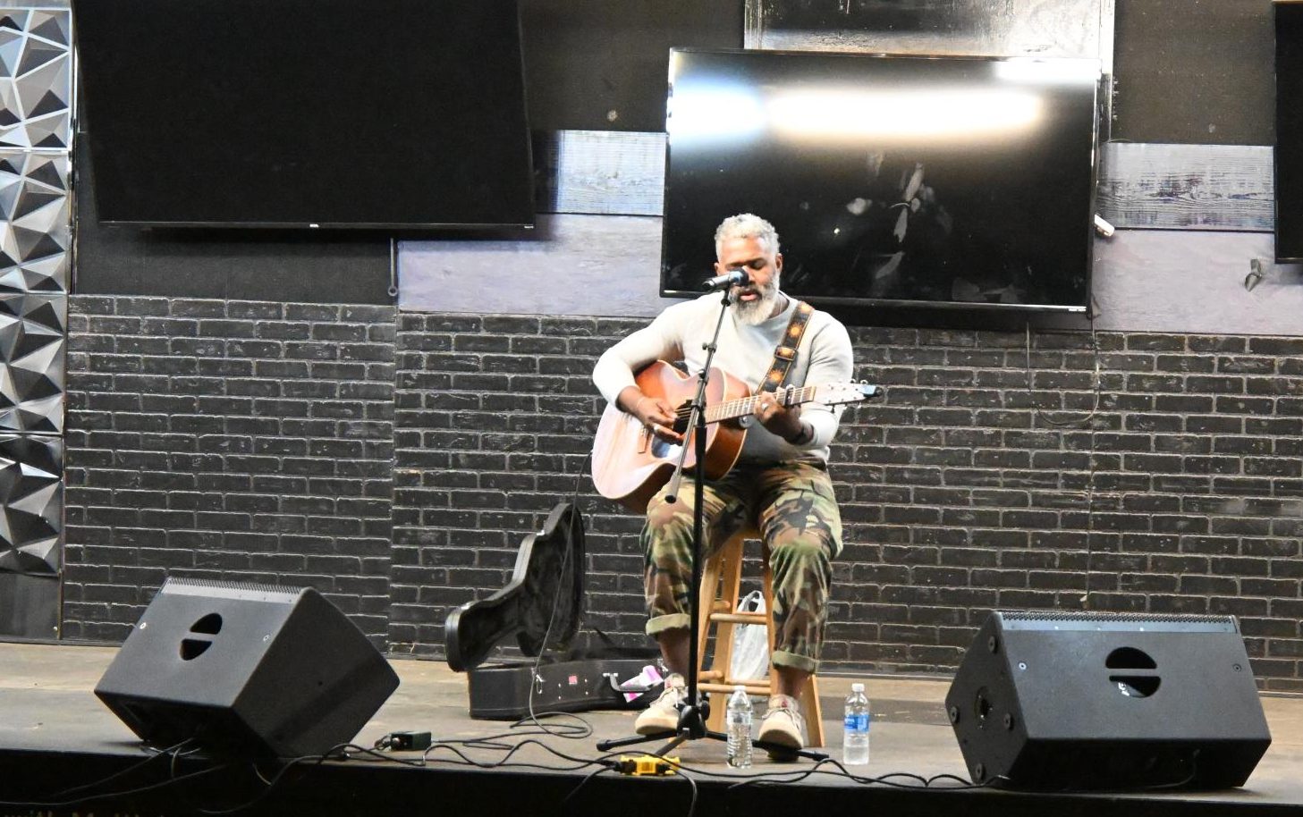 Kirk Thurmond sings and plays his guitar for students live at FMU's Fall Fest (Oct. 17, 2025).